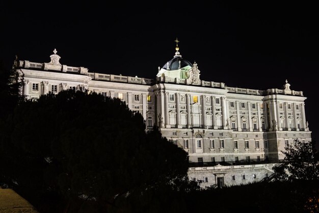 Foto vista ad angolo basso del palazzo reale di madrid contro il cielo in città di notte