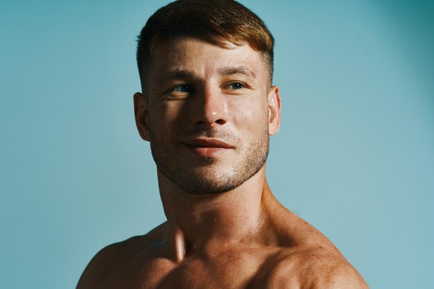 Photo low angle view of man against clear sky