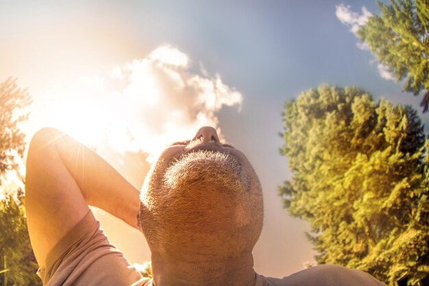 Photo low angle view of man against sky during sunset