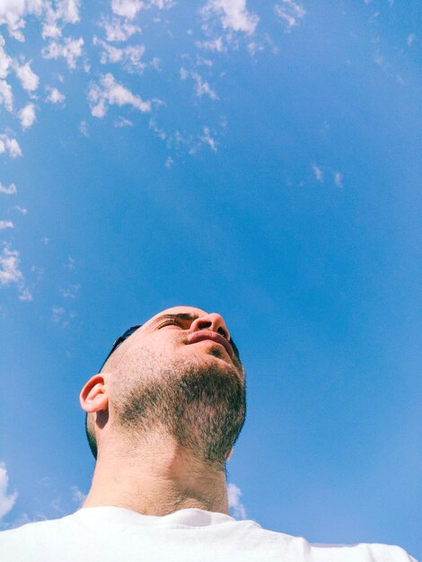 Foto vista ad angolo basso dell'uomo contro il cielo