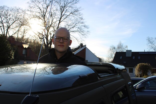 Photo low angle view of man in car