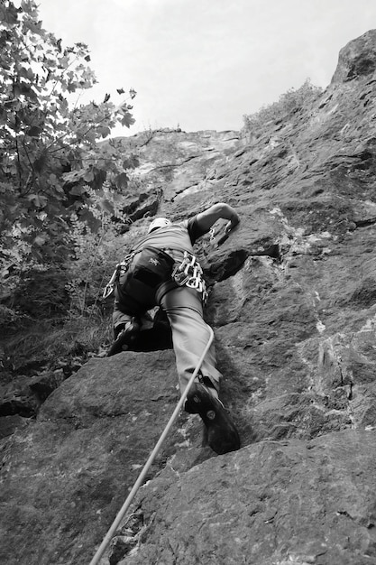 Photo low angle view of man climbing on mountain