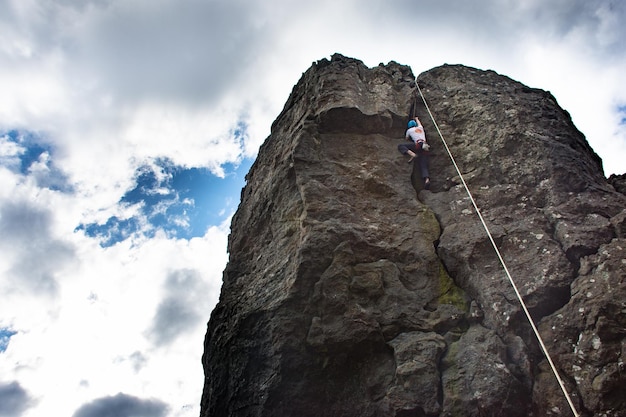 Photo low angle view of man climbing rock