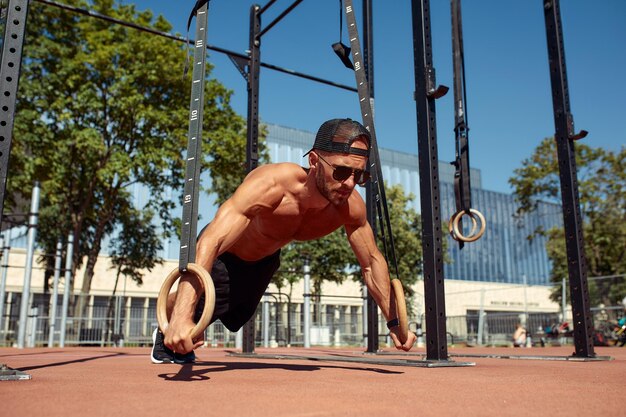 Photo low angle view of man exercising on street