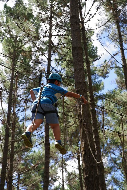 Foto vista ad angolo basso dell'uomo nella foresta