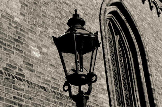 Photo low angle view of man hanging on wall