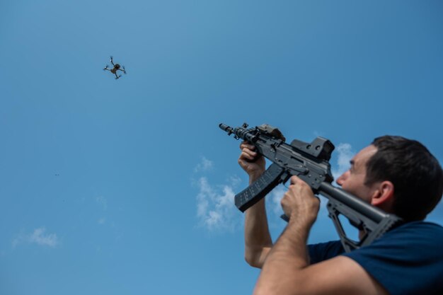 Foto vista a bassa angolazione dell'uomo che tiene la chiave contro il cielo