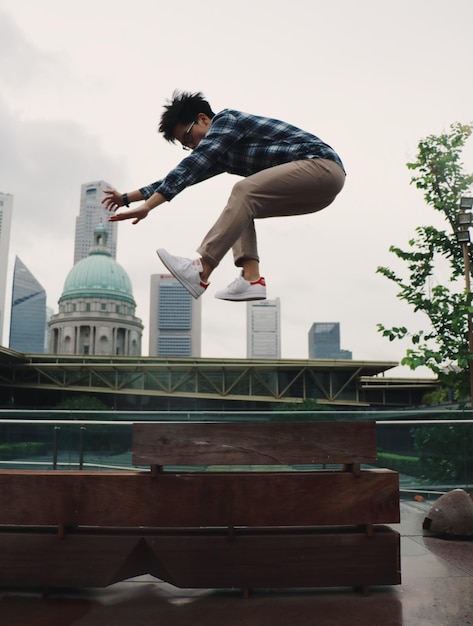 Photo low angle view of man jumping against sky