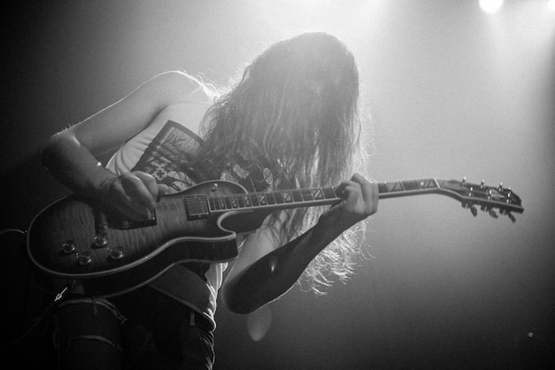 Photo low angle view of man playing guitar