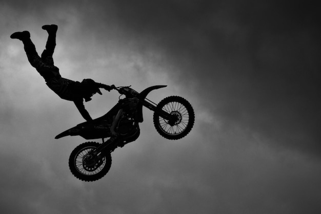 Photo low angle view of man riding bicycle