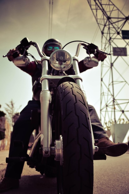 Photo low angle view of man riding motorcycle on road