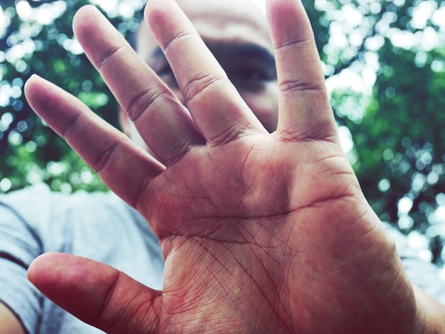 Foto vista ad angolo basso dell'uomo che mostra il palmo della mano