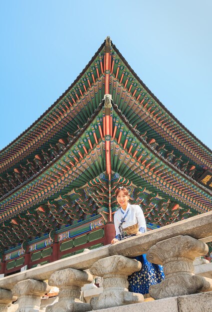 Photo low angle view of man sitting against building