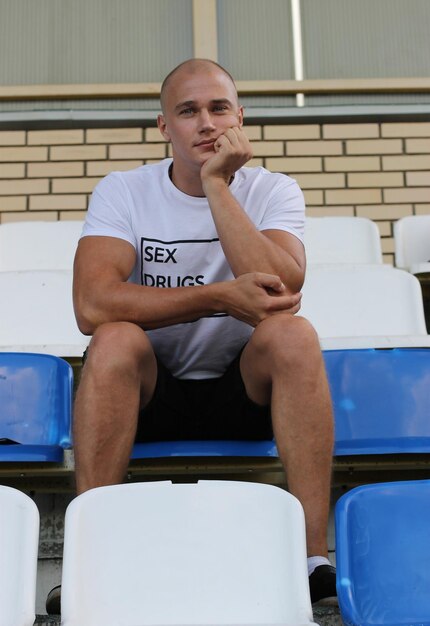 Photo low angle view of man sitting on chair