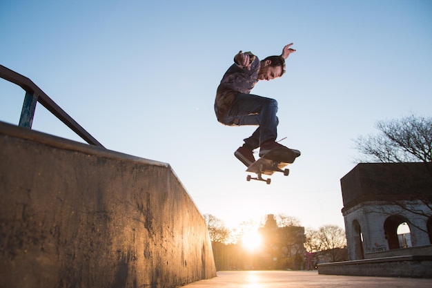 Photo low angle view of man skateboarding against clear sky