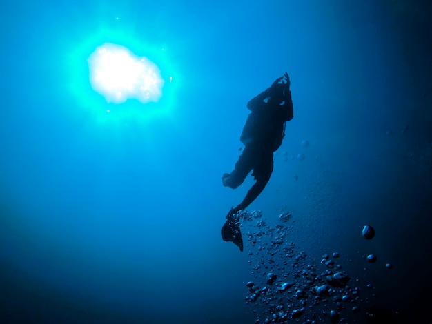 海で泳いでいる男の低角度の写真