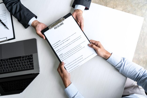 Photo low angle view of man using mobile phone on table