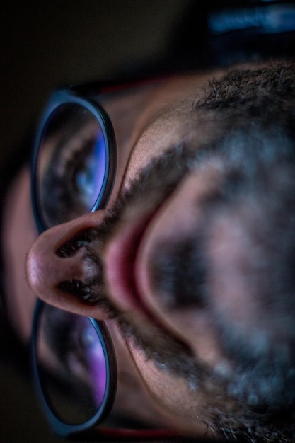 Photo low angle view of man wearing eyeglasses looking away