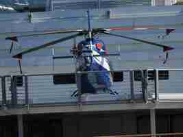 Photo low angle view of man working at construction site helicoptere sur navire