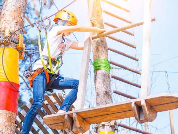 Photo low angle view of man working on wood