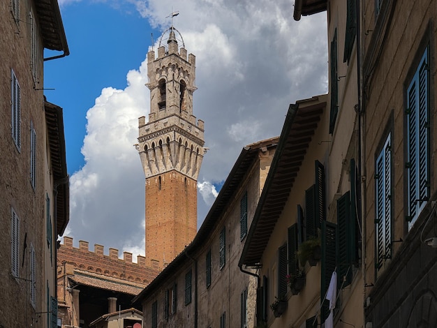 Foto vista a bassa angolazione di mangia towet a siena in toscana