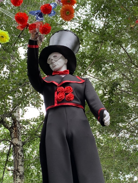 Photo low angle view of mannequin against tree