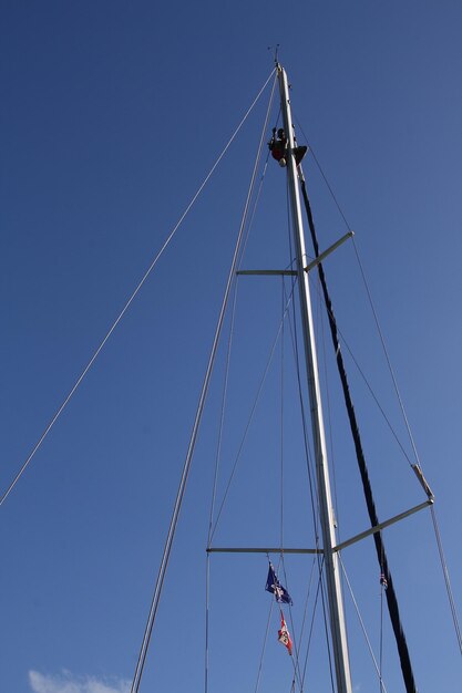 Photo low angle view of mast against clear blue sky