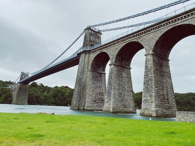 Foto vista a bassa angolazione del ponte di menai