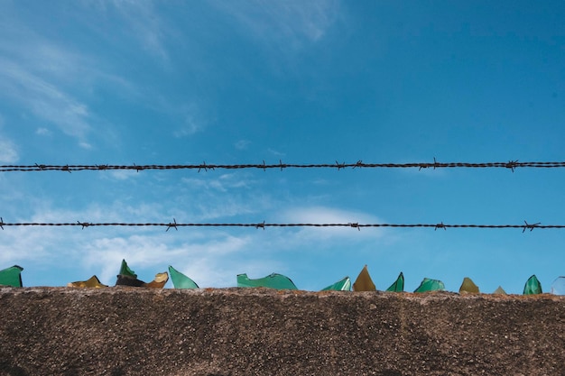 Photo low angle view of metal fence against blue sky