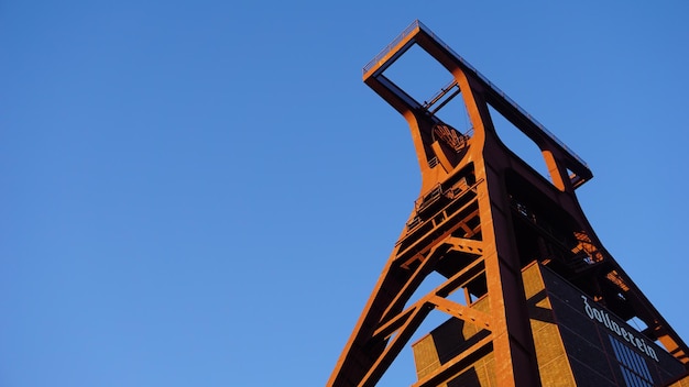 Photo low angle view of metal structure against clear sky