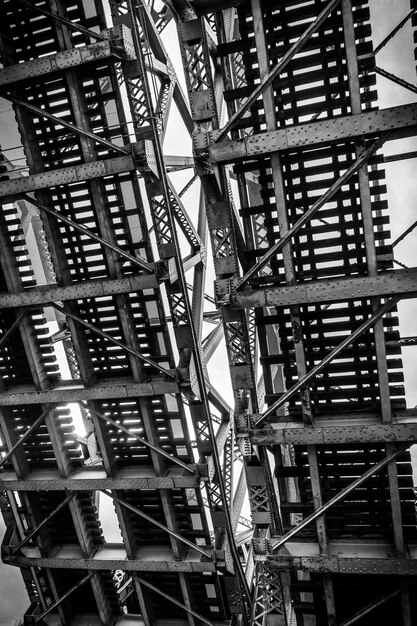 Photo low angle view of metal structure against sky