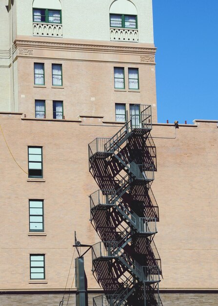 Photo low angle view of metallic fire escape on residential building