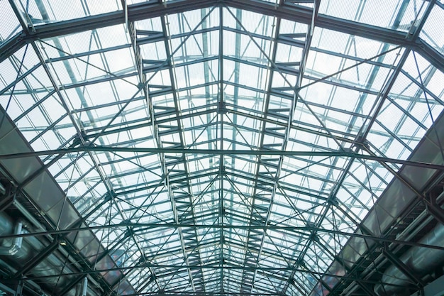 Photo low angle view of metallic and glass roof at shopping center