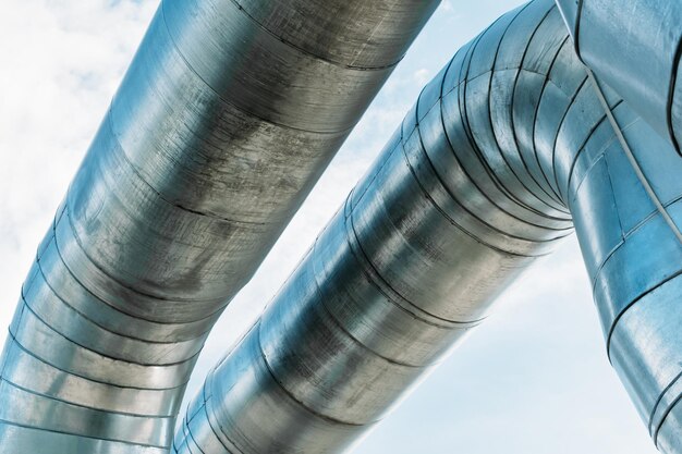 Photo low angle view of metallic pipes against sky