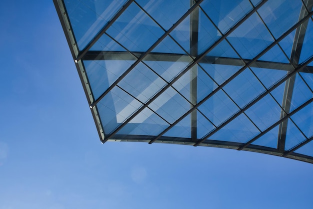 Foto vista a basso angolo di una struttura metallica sul cielo blu