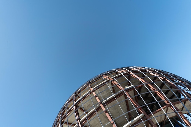 Photo low angle view of metallic structure against clear blue sky