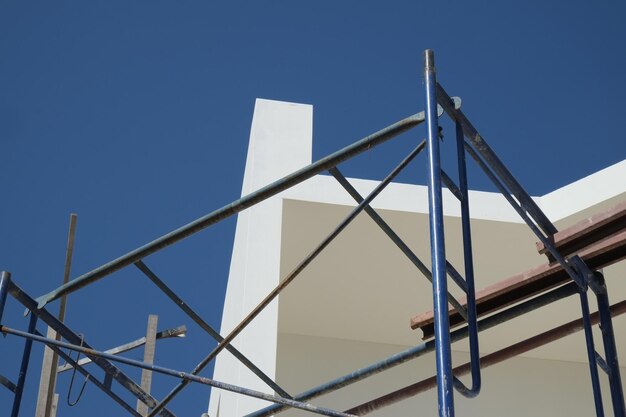 Photo low angle view of the metallic structure against clear blue sky