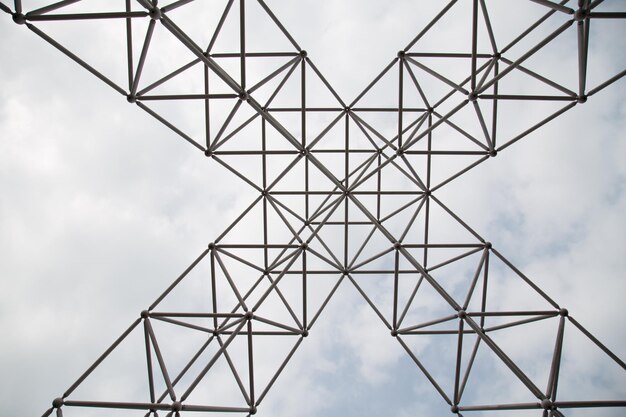 Photo low angle view of metallic structure against sky