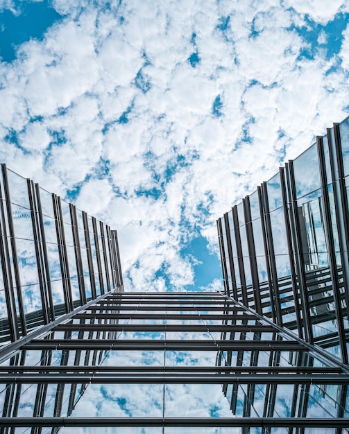 Photo low angle view of metallic structure against sky