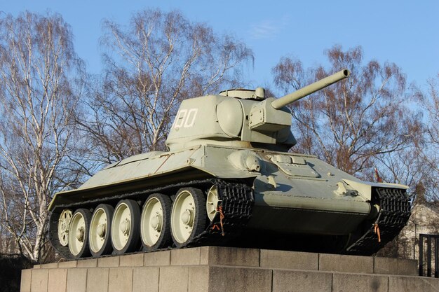 Photo low angle view of military tank memorial against sky