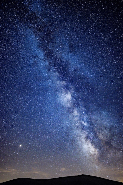 Foto vista a basso angolo della via lattea