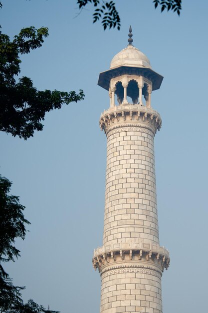 Foto vista a bassa angolazione del minareto fuori dal taj mahal