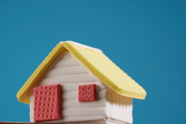 Photo low angle view of model house against clear blue sky