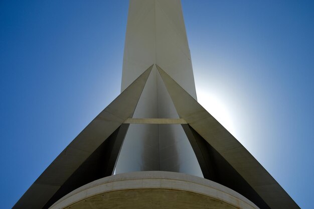 Foto vista a basso angolo di un edificio moderno contro il cielo blu