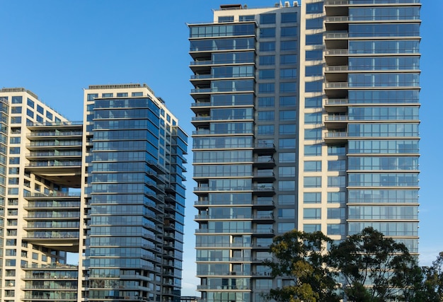 Photo low angle view of modern building against blue sky