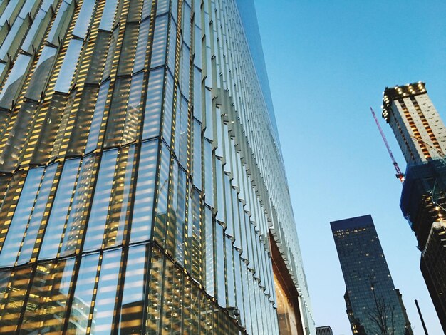 青い空を背景に近代的な建物の低角度の景色