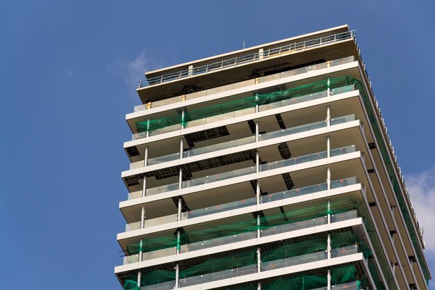 Foto vista a basso angolo di un edificio moderno contro un cielo blu limpido