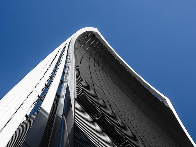 明るい青い空を背景に近代的な建物の低角度の景色