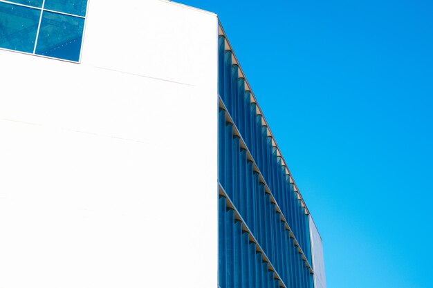 은 파란 하늘을 배경으로 현대 건물의 낮은 각도 시각