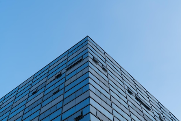 Низкоугольный вид современного здания на чистом голубом небе